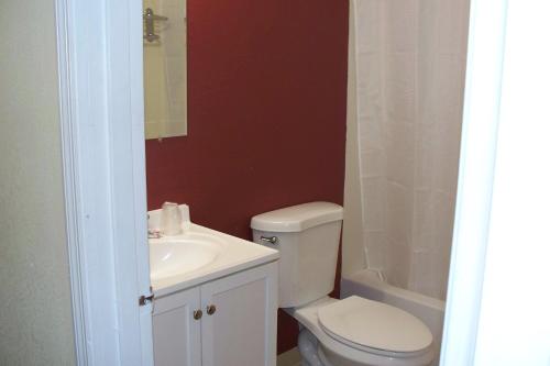 Wall Township经济旅馆和套房的浴室配有白色卫生间和盥洗盆。