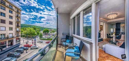 布达佩斯BP Apartments Budapest的阳台设有蓝色椅子,享有城市美景。