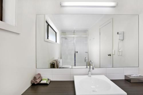 沃纳姆堡榆树汽车旅馆的白色的浴室设有水槽和淋浴。