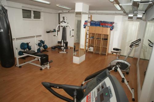瓦尔纳索伯纳酒店的一间设有跑步机和举重器材的健身房的客房