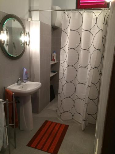 扎费拉纳-埃特内阿Casa Vacanza的带淋浴、盥洗盆和镜子的浴室