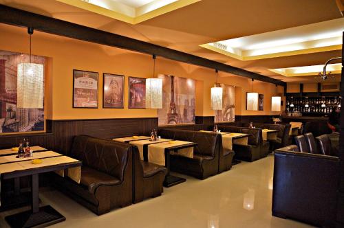 Silistra社迪卡酒店的一间在房间内配有桌椅的餐厅