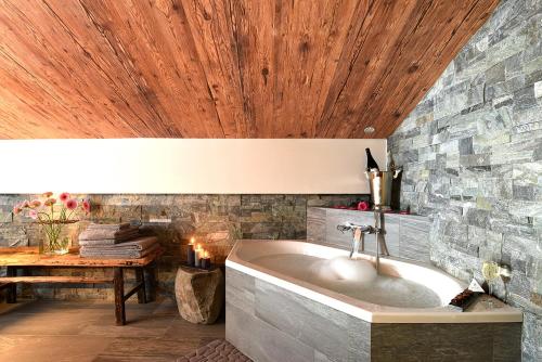 La Val Hotel & Spa的一间浴室