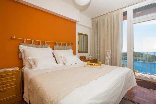 杜布罗夫尼克爱与希望旅馆的一间卧室设有一张大床和一个大窗户