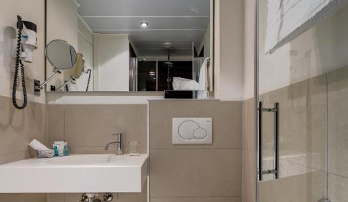 洛桑洛桑市大陆酒店的一间带水槽和镜子的浴室