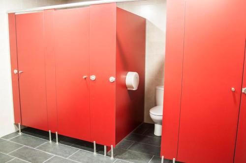 阿尔苏阿De Camino的浴室设有红色的摊位和卫生间