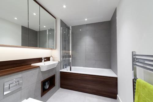 伦敦豪华伦敦公寓的带浴缸、水槽和淋浴的浴室