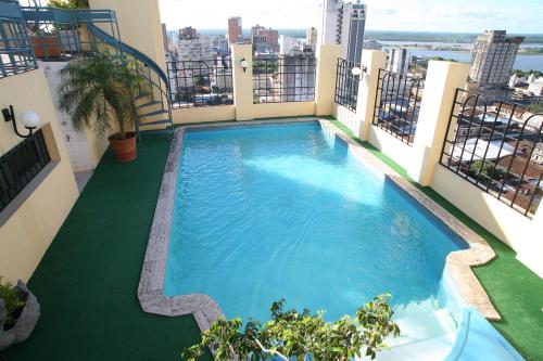 亚松森曼杜阿拉公寓式酒店的大楼阳台上的游泳池