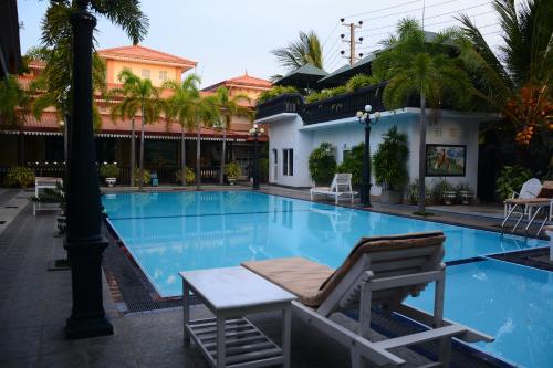 亭可马里JKAB Park Hotel的旁边设有躺椅的酒店游泳池