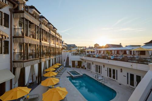 罗斯玛丽海滩The Pearl Hotel的享有酒店游泳池和遮阳伞的景色