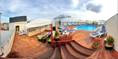 伊斯坦布尔伊斯坦布尔翠德酒店的游轮上带游泳池的阳台