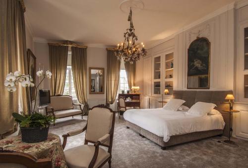 奥内莱沙托Château de Labro - Teritoria的一间卧室设有一张床和一间客厅。