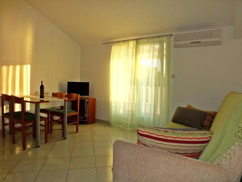 罗戈兹尼察拉迪克公寓的客厅配有沙发和桌子