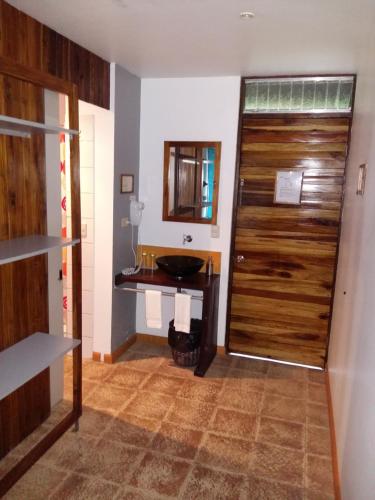 比加瓜赛乐斯特山旅舍的一间带水槽和木门的浴室
