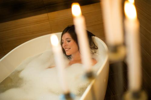 纽伦堡纽伦堡城堡酒店的坐在带蜡烛的浴缸中的女人