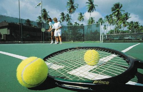 圣乔治戈雅哇海滩度假村 的球场上的网球拍上两球
