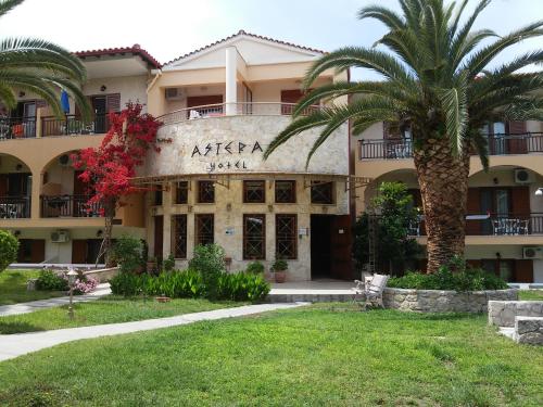 卡尼奥提Asteras hotel的前面有棕榈树的建筑