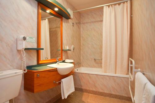 奥玛拉玛Distinction Heritage Gateway Hotel的一间带水槽和镜子的浴室