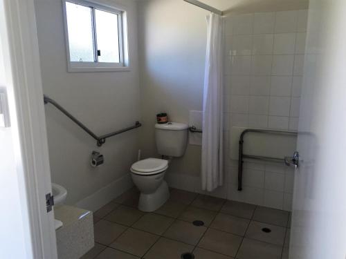 Middlemount司瓦格汽车旅馆的一间带卫生间和窗户的小浴室
