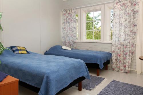 萨洛Vuohensaari Camping的客房设有两张床和窗户。