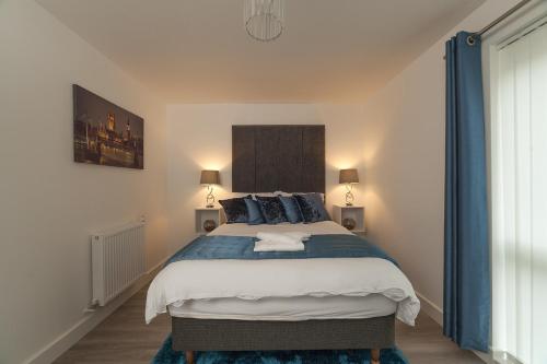 伦敦豪华伦敦公寓的一间卧室配有一张带蓝色枕头的大床