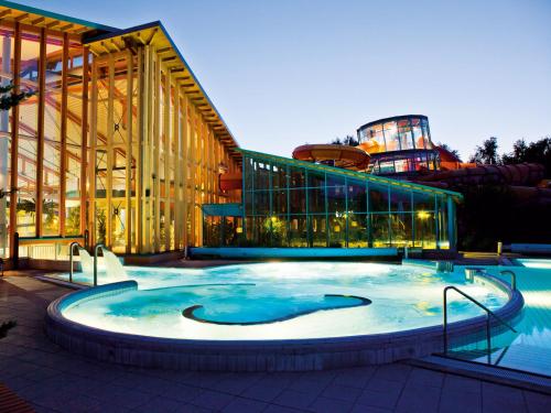 维斯马WONNEMAR Resort-Hotel的大楼前的大型游泳池