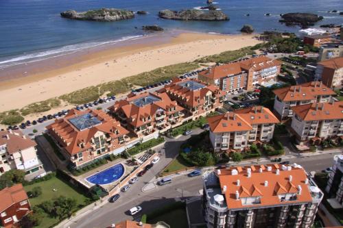 诺哈Hotel Marítimo Ris con garaje的享有海滩和建筑的空中景色