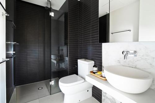 墨尔本Boutique Abode 316的浴室配有白色卫生间和盥洗盆。