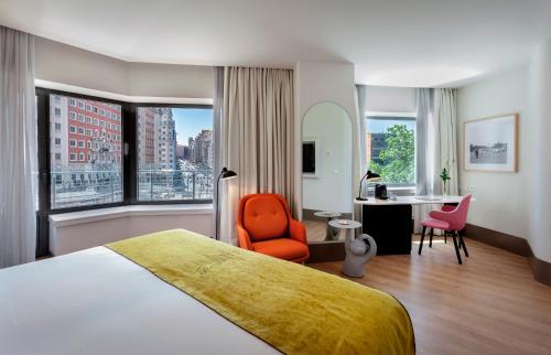 马德里马德里巴塞罗塔酒店的酒店客房配有一张床、一张桌子和一把椅子。