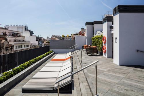 巴塞罗那城中公寓的大楼内的阳台配有长凳