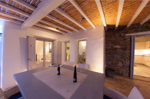 卡拉法蒂斯Villa Lia的一间设有桌子和石墙的用餐室
