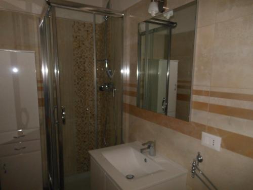 安德拉诺Ciddini的带淋浴、盥洗盆和淋浴的浴室