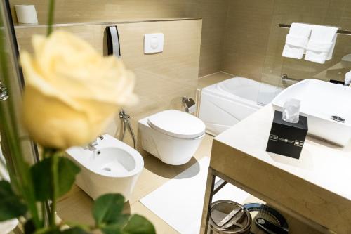多哈Ivory Inn Hotel Doha Qatar的浴室配有白色卫生间和盥洗盆。