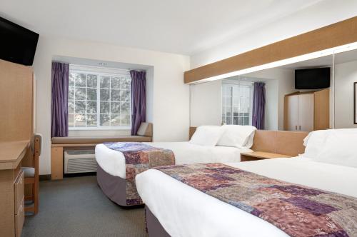 曼凯托温德汉姆曼凯托麦克罗特客栈&套房的酒店客房设有两张床和窗户。