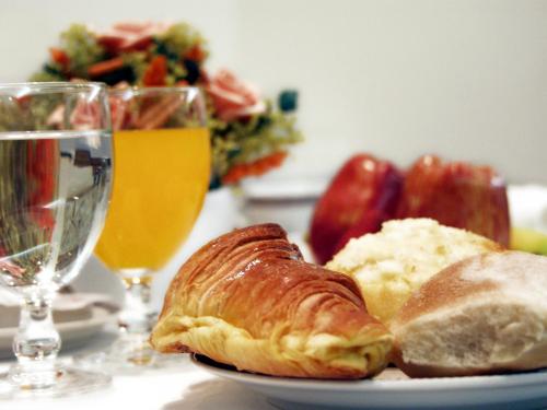 法蒂玛克鲁兹阿尔塔酒店的一盘羊角面包、面包和葡萄酒