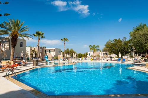 加藤-达拉特索塞维欧斯乡村酒店及简易别墅 - 全包的一个大型蓝色游泳池,周围的人坐在游泳池周围