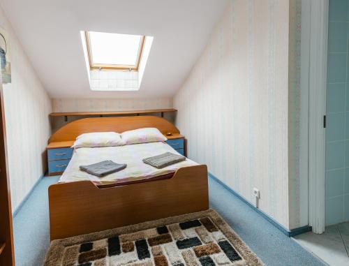 比亚韦斯托克Adeo Hostel的一间小卧室,配有床和地毯