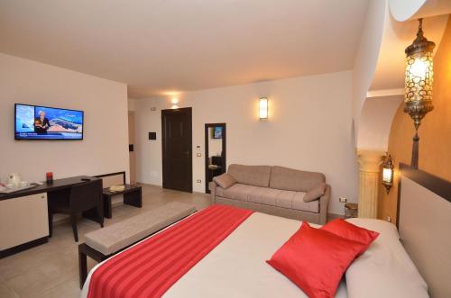 圣维托罗卡波RIAD Comfort Rooms的酒店客房设有床和客厅。