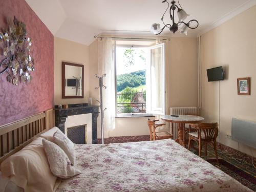 Puivert小维格尔酒店的卧室配有床、壁炉和窗户。