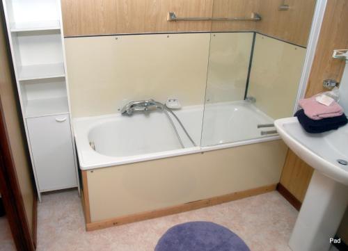 BertogneLa Clé des Champs的带淋浴和浴缸的浴室(位于水槽旁)