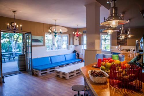 擞莫Latas Surf House的厨房以及带蓝色沙发的客厅。
