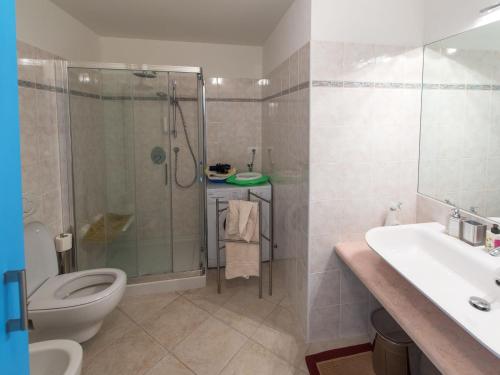 菲纳莱利古雷Mansarda Cavassola的带淋浴、卫生间和盥洗盆的浴室