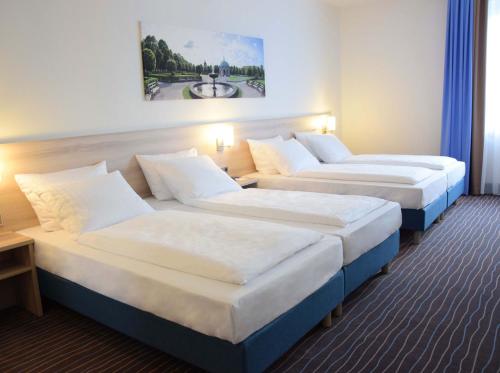 慕尼黑AMBER ECONTEL的酒店客房带两张床和一个喷泉