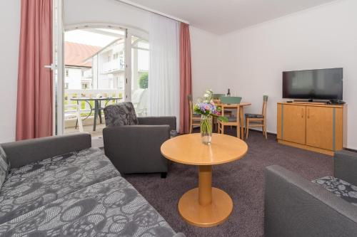宾茨Strandhaus Belvedere的客厅配有沙发和桌子