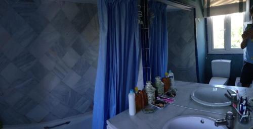 圣玛丽亚港Apartamento Playa Muralla的一间带水槽、浴缸和镜子的浴室