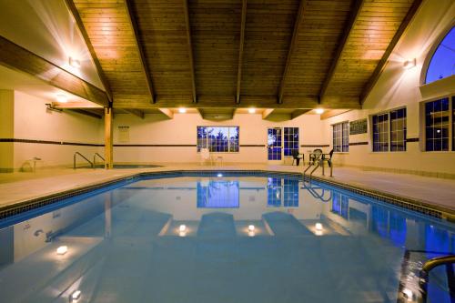 Elk River麋鹿河江山旅馆的蓝色海水大型游泳池