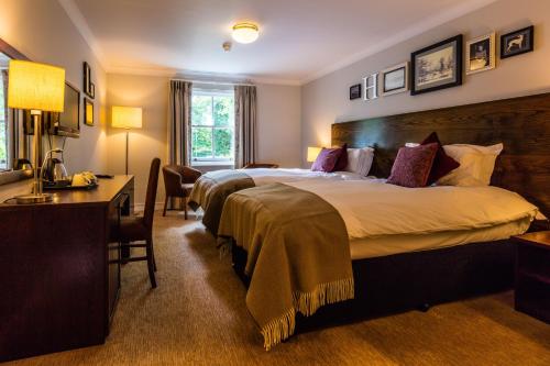 萨顿灰狗酒店的酒店客房配有两张床和一张书桌
