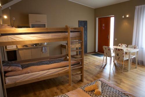 文茨皮尔斯Marbella的一间带双层床的房间和一间带桌子的用餐室