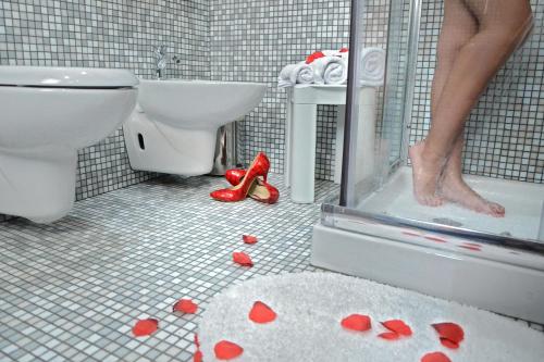 布林迪西La Maison de Monet的浴室位于地板上,设有卫生间。
