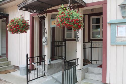 纳坦利帕罗奥酒店的前门有花篮的房子